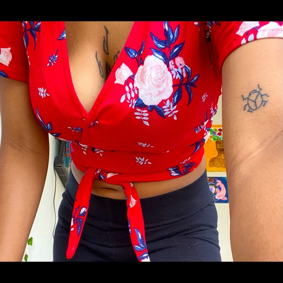 Red floral crop top - Picture 3 of 4
